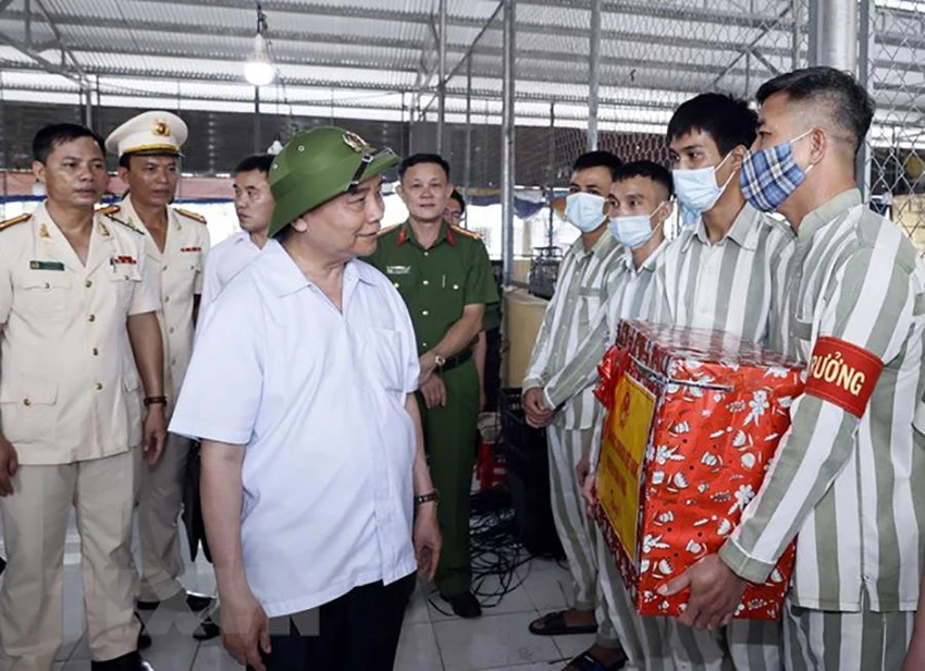 Chủ tịch nước Nguyễn Xuân Phúc tặng quà cho các phạm nhân thuộc diện đặc xá. Ảnh: TTXVN