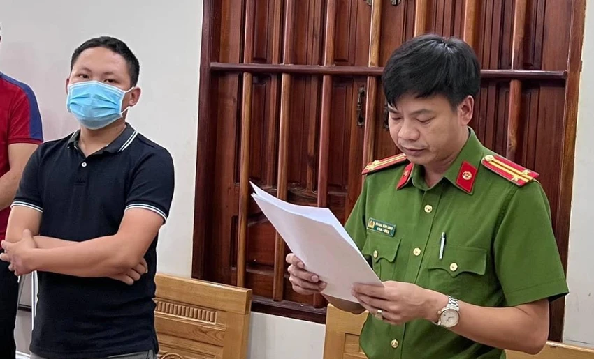 Những người trong đường dây bị công an bắt giữ. Ảnh: CACC Những người trong đường dây bị công an bắt giữ. Ảnh: CACC