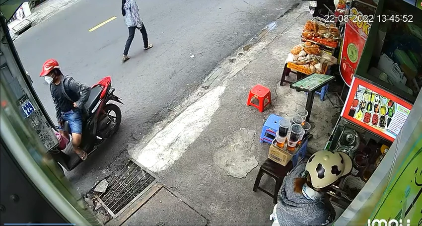 Đôi nam nữ đến tiệm trà sữa và vờ mua hàng. Ảnh: Cắt từ clip Đôi nam nữ đến tiệm trà sữa và vờ mua hàng. Ảnh: Cắt từ clip