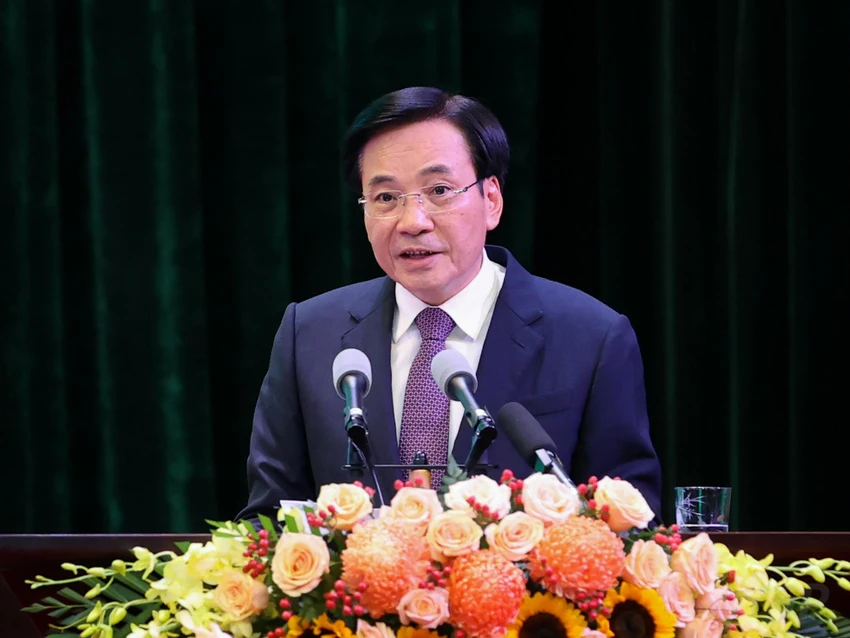 Bộ trưởng, Chủ nhiệm Văn phòng Chính phủ Trần Văn Sơn báo cáo một số nội dung chính trong Nghị quyết 11. Ảnh: VGP