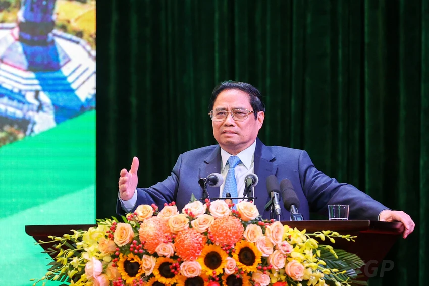 Thủ tướng Phạm Minh Chính yêu cầu quán triệt, nắm vững và triển khai đồng bộ, hiệu quả, quyết liệt các quan điểm, mục tiêu, nhiệm vụ, giải pháp được đề ra trong Nghị quyết 11. Ảnh: VGP