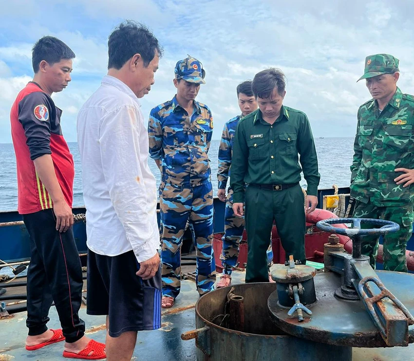 Tổ công tác Bộ đội Biên phòng TP.HCM bắt giữ phương tiện chở 100.000 lít dầu DO không có hóa đơn, chứng từ. Ảnh: Biên phòng TP.HCM Tổ công tác Bộ đội Biên phòng TP.HCM bắt giữ phương tiện chở 100.000 lít dầu DO không có hóa đơn, chứng từ. Ảnh: Biên phòng TP.HCM