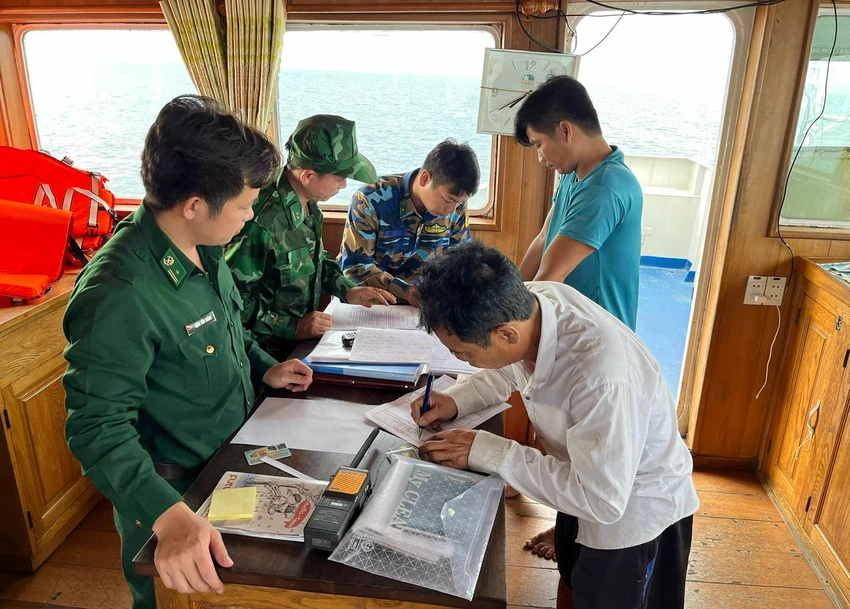 Tổ công tác Bộ đội Biên phòng TP.HCM lập biên bản vụ việc. Ảnh: Biên phòng TP.HCM Tổ công tác Bộ đội Biên phòng TP.HCM lập biên bản vụ việc. Ảnh: Biên phòng TP.HCM