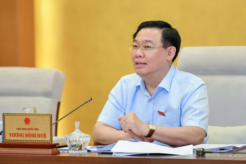 Chủ tịch Quốc hội Vương Đình Huệ phát biểu kết luận phiên họp. Ảnh: PHẠM THẮNG Chủ tịch Quốc hội Vương Đình Huệ phát biểu kết luận phiên họp. Ảnh: PHẠM THẮNG