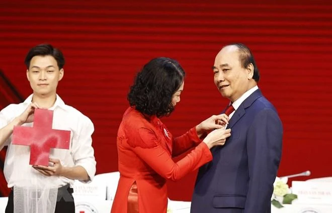 Chủ tịch nước Nguyễn Xuân Phúc được suy tôn là Chủ tịch danh dự Hội Chữ thập đỏ Việt Nam. Ảnh: TTXVN Chủ tịch nước Nguyễn Xuân Phúc được suy tôn là Chủ tịch danh dự Hội Chữ thập đỏ Việt Nam. Ảnh: TTXVN