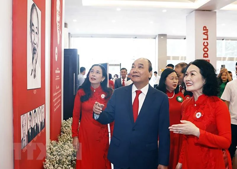 Chủ tịch nước Nguyễn Xuân Phúc tham quan khu trưng bày hoạt động của Hội Chữ thập Đỏ Việt Nam qua các thời kỳ. Ảnh: TTXVN Chủ tịch nước Nguyễn Xuân Phúc tham quan khu trưng bày hoạt động của Hội Chữ thập Đỏ Việt Nam qua các thời kỳ. Ảnh: TTXVN
