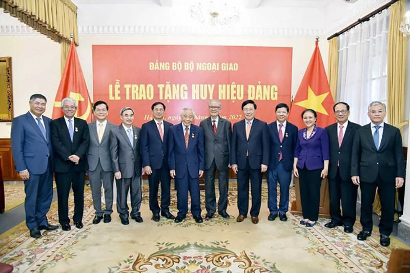 Phó Thủ tướng Thường trực Phạm Bình Minh chụp ảnh lưu niệm cùng các đại biểu tại buổi Lễ. Ảnh: BNG