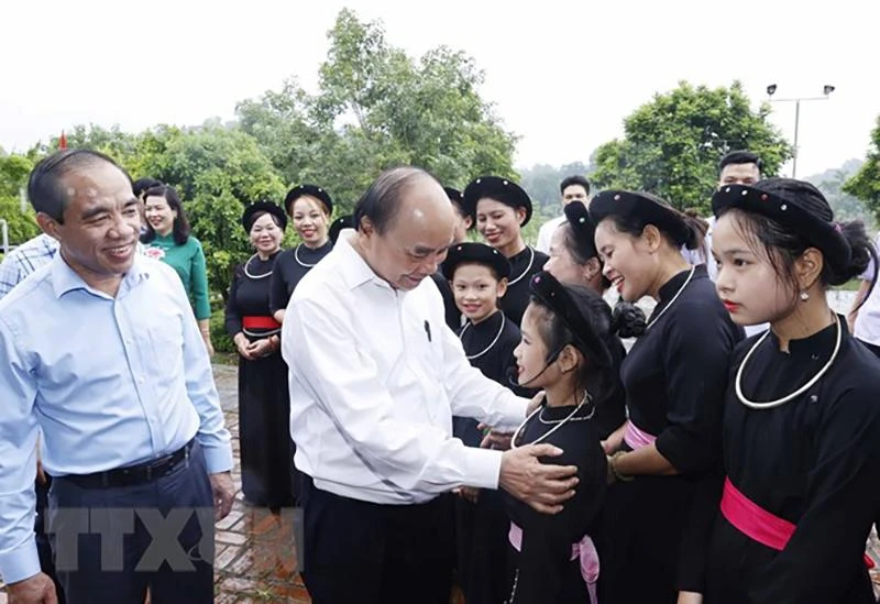 Chủ tịch nước Nguyễn Xuân Phúc đến thăm Câu lạc bộ hát Then thôn Tân Lập, xã Tân Trào, huyện Sơn Dương, tỉnh Tuyên Quang. Ảnh: TTXVN