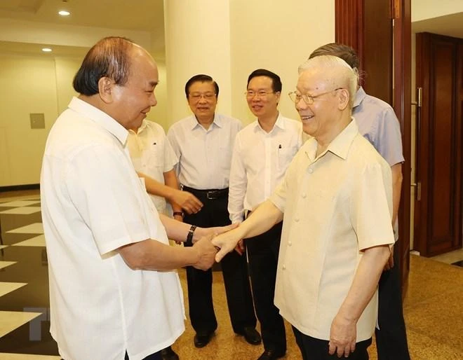 Tổng Bí thư Nguyễn Phú Trọng cùng các cán bộ trong Bộ Chính trị, Ban Bí thư tại buổi họp. Ảnh: TTXVN Tổng Bí thư Nguyễn Phú Trọng cùng các cán bộ trong Bộ Chính trị, Ban Bí thư tại buổi họp. Ảnh: TTXVN