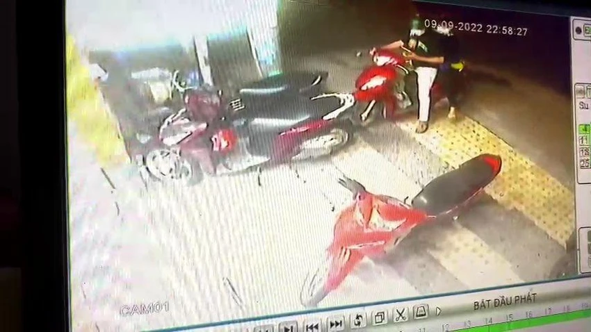 Đôi nam nữ tiếp cận để dò xét tình hình ở cửa hàng. Ảnh: Cắt từ camera an ninh Đôi nam nữ tiếp cận để dò xét tình hình ở cửa hàng. Ảnh: Cắt từ camera an ninh
