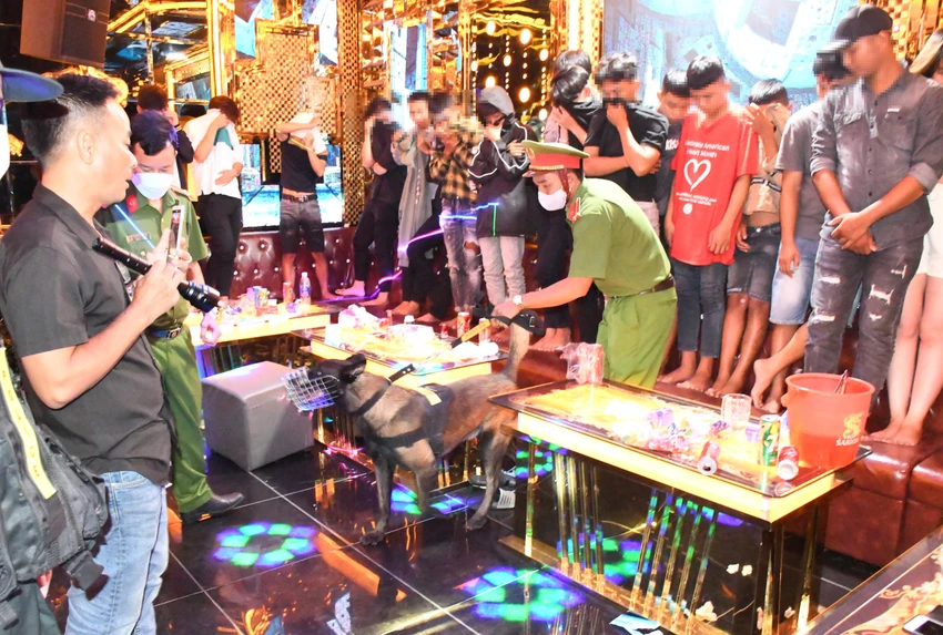 Lực lượng công an đột kích quán karaoke và phát hiện 62 người đang bay lắc. Lực lượng công an đột kích quán karaoke và phát hiện 62 người đang bay lắc.
