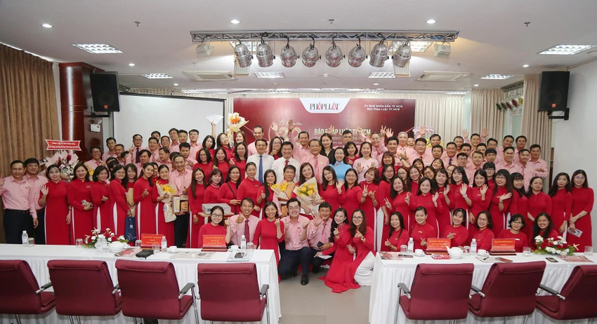 Tập thể cán bộ viên chức báo Pháp Luật TP.HCM chụp hình lưu niệm cùng các đại biểu tại Lễ Kỷ niệm 32 năm thành lập báo. Ảnh: HOÀNG GIANG
