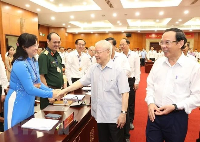 Tổng Bí thư Nguyễn Phú Trọng với các cán bộ Ban Thường vụ Thành ủy và lãnh đạo chủ chốt TP.HCM. Ảnh: TTXVN Tổng Bí thư Nguyễn Phú Trọng với các cán bộ Ban Thường vụ Thành ủy và lãnh đạo chủ chốt TP.HCM. Ảnh: TTXVN