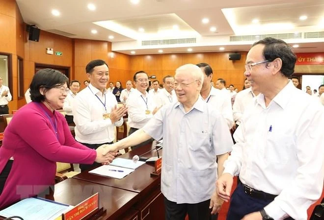 Tổng Bí thư Nguyễn Phú Trọng với các cán bộ Ban Thường vụ Thành ủy và lãnh đạo chủ chốt TP.HCM. Ảnh: TTXVN Tổng Bí thư Nguyễn Phú Trọng với các cán bộ Ban Thường vụ Thành ủy và lãnh đạo chủ chốt TP.HCM. Ảnh: TTXVN