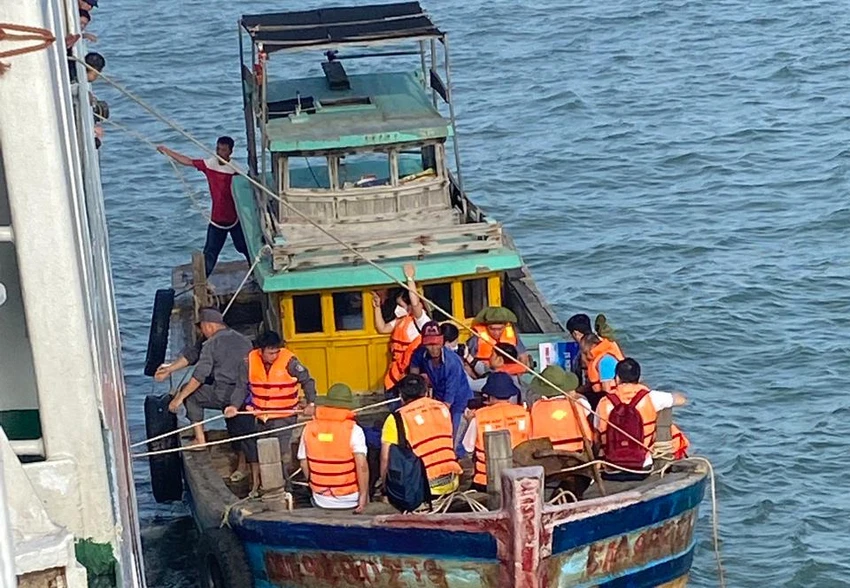 Đoàn công tác của TP.HCM thăm các chiến sĩ trên đảo Hòn Khoai. Ảnh: ANH HOÀNG Đoàn công tác của TP.HCM thăm các chiến sĩ trên đảo Hòn Khoai. Ảnh: ANH HOÀNG