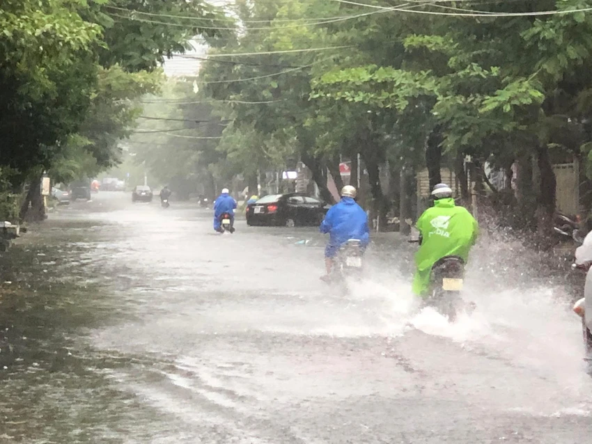 Nhiều tuyến đường ở Đà Nẵng bắt đầu ngập. VĂN QUANG Nhiều tuyến đường ở Đà Nẵng bắt đầu ngập. VĂN QUANG