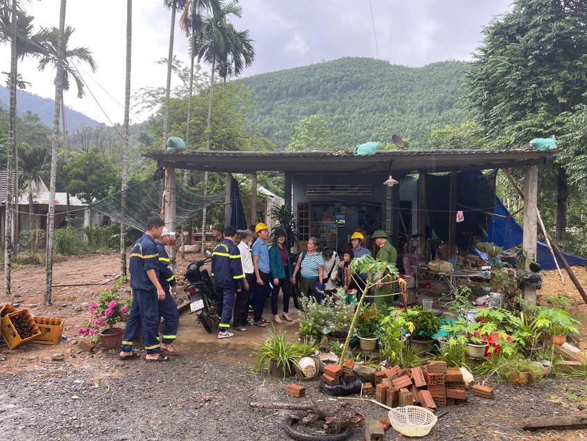 Công an huyện Hòa Vang vận động, hỗ trợ người dân sơ tán đến nơi an toàn. Ảnh: TẤN VIỆT Công an huyện Hòa Vang vận động, hỗ trợ người dân sơ tán đến nơi an toàn. Ảnh: TẤN VIỆT