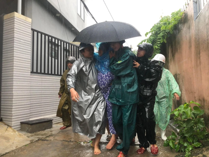Người dân được hỗ trợ di chuyển dần về các điểm tránh trú bão. Ảnh: VĂN QUANG Người dân được hỗ trợ di chuyển dần về các điểm tránh trú bão. Ảnh: VĂN QUANG