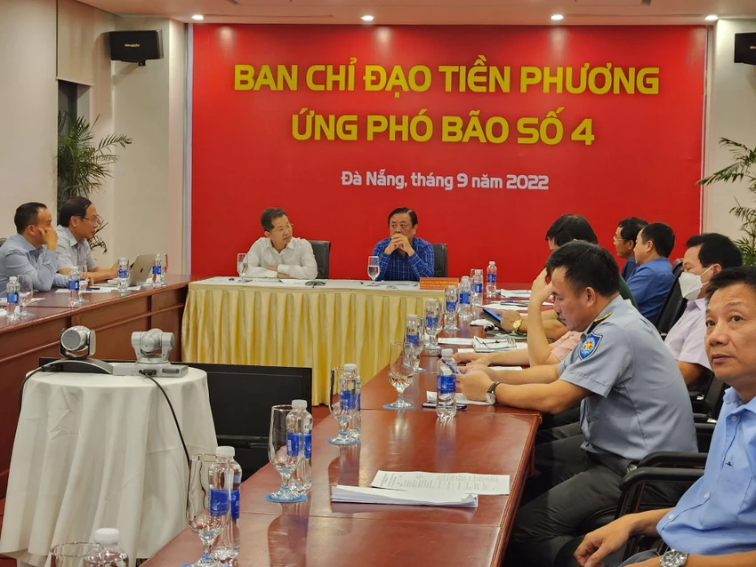 18 giờ tối 27-9, Ban Chỉ đạo tiền phương ứng phó bão số 4 tổ chức họp trực tuyến với tám tỉnh/TP. Ảnh: VĂN QUANG 18 giờ tối 27-9, Ban Chỉ đạo tiền phương ứng phó bão số 4 tổ chức họp trực tuyến với tám tỉnh/TP. Ảnh: VĂN QUANG