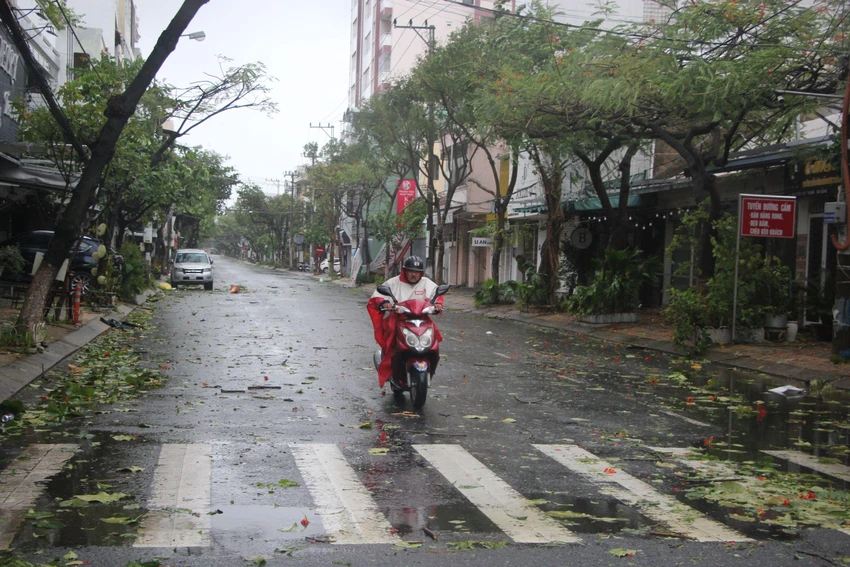 Đã có lác đác một số người dân ra đường. Ảnh: NGÔ QUANG Đã có lác đác một số người dân ra đường. Ảnh: NGÔ QUANG