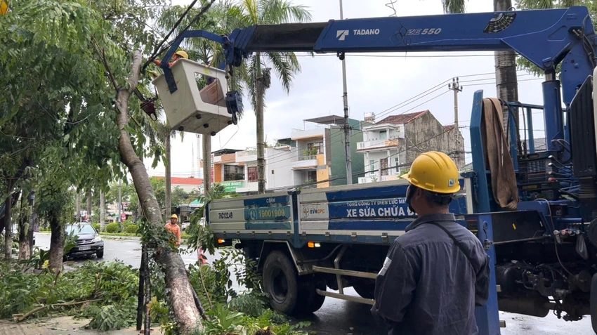 Các đơn vị Điện lực tại miền Trung đang tập trung nỗ lực khắc phục các sự cố điện do ảnh hưởng bão. Ảnh: AH Các đơn vị Điện lực tại miền Trung đang tập trung nỗ lực khắc phục các sự cố điện do ảnh hưởng bão. Ảnh: AH