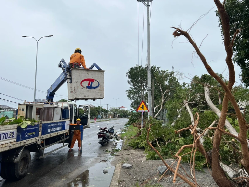 Các đơn vị Điện lực tại miền Trung đang tập trung nỗ lực khắc phục các sự cố điện. Ảnh: AH Các đơn vị Điện lực tại miền Trung đang tập trung nỗ lực khắc phục các sự cố điện. Ảnh: AH