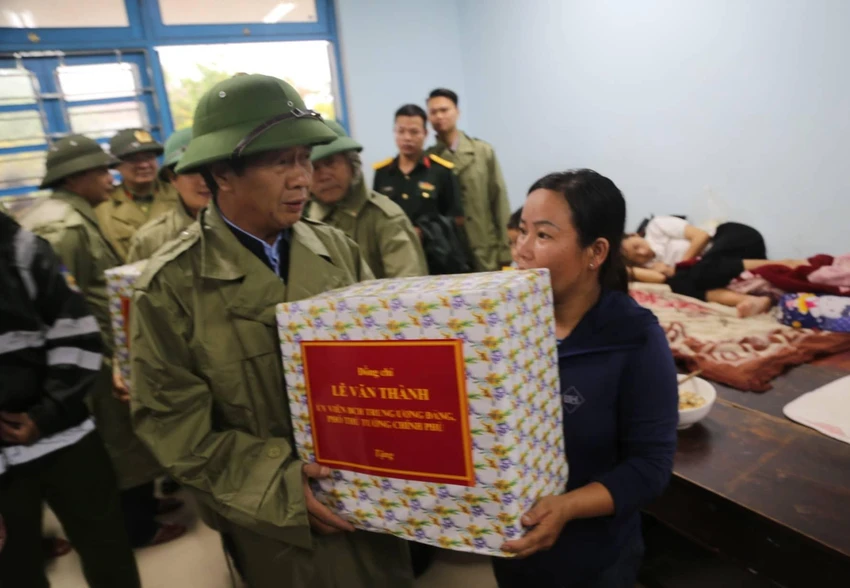 Phó Thủ tướng động viên người dân yên tâm tránh bão. Ảnh: NDO Phó Thủ tướng động viên người dân yên tâm tránh bão. Ảnh: NDO