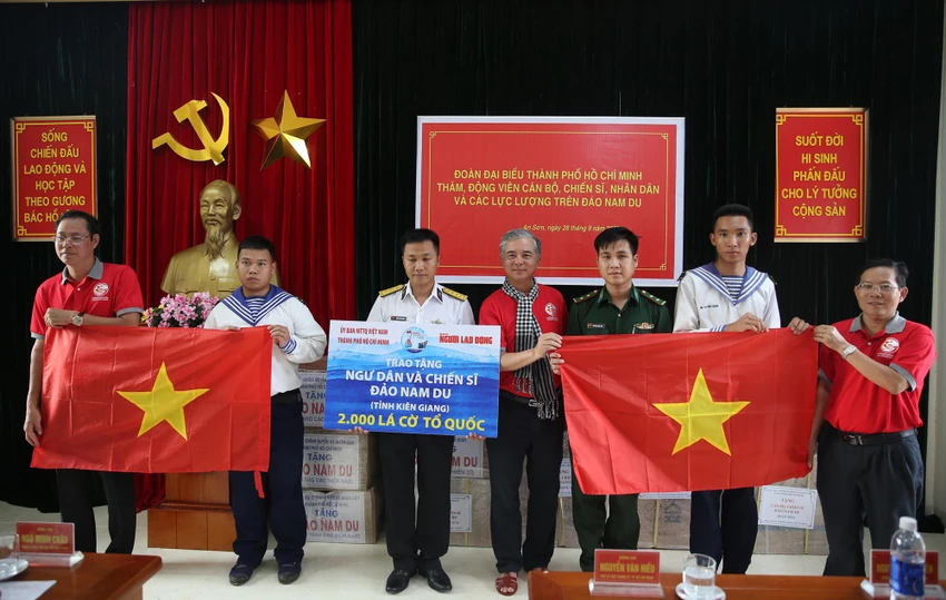 Phó Chủ tịch UBND TP.HCM Ngô Minh Châu trao tặng 2.000 lá cờ Tổ quốc cho ngư dân và chiến sĩ đảo Nam Du. Ảnh: LONG HỒ