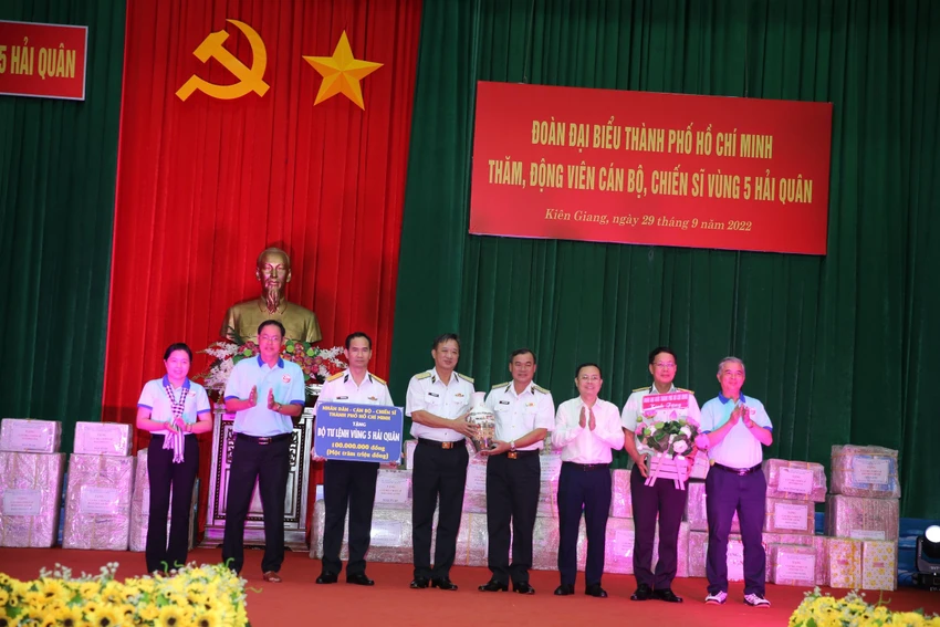 Đoàn công tác TP.HCM tặng quà cho cán bộ, chiến sĩ Bộ Tư lệnh Vùng 5 Hải quân. Ảnh: LONG HỒ Đoàn công tác TP.HCM tặng quà cho cán bộ, chiến sĩ Bộ Tư lệnh Vùng 5 Hải quân. Ảnh: LONG HỒ