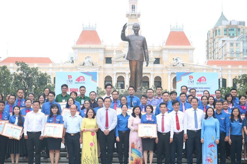 Các gương điển hình cùng lãnh đạo TP.HCM tại buổi lễ tuyên dương. Ảnh: THÚY NHI
