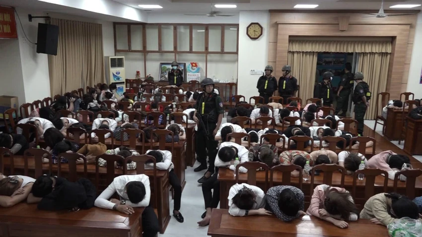 Công an đã lập biên bản và đưa 152 người về trụ sở làm việc. Ảnh: HT Công an đã lập biên bản và đưa 152 người về trụ sở làm việc. Ảnh: HT