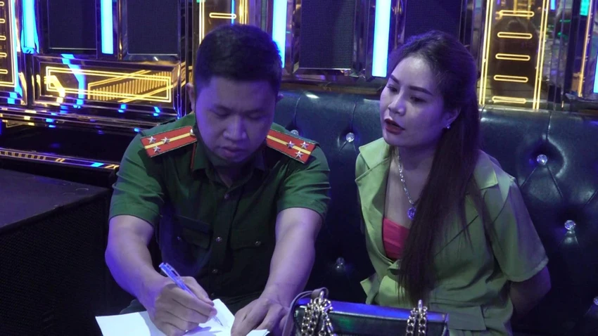 Nguyễn Thị Thơm, quản lý nhân viên quán karaoke Hollywood bị bắt quả tang khi đang mua bán trái phép chất ma túy. Ảnh: HT Nguyễn Thị Thơm, quản lý nhân viên quán karaoke Hollywood bị bắt quả tang khi đang mua bán trái phép chất ma túy. Ảnh: HT
