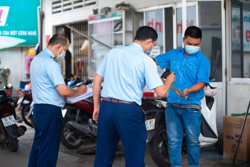 Lực lượng chức năng TP.HCM kiểm tra Công ty TNHH Xăng dầu Quang Trung (44 Ung Văn Khiêm, phường 25, quận Bình Thạnh). Ảnh: NGUYỄN YÊN