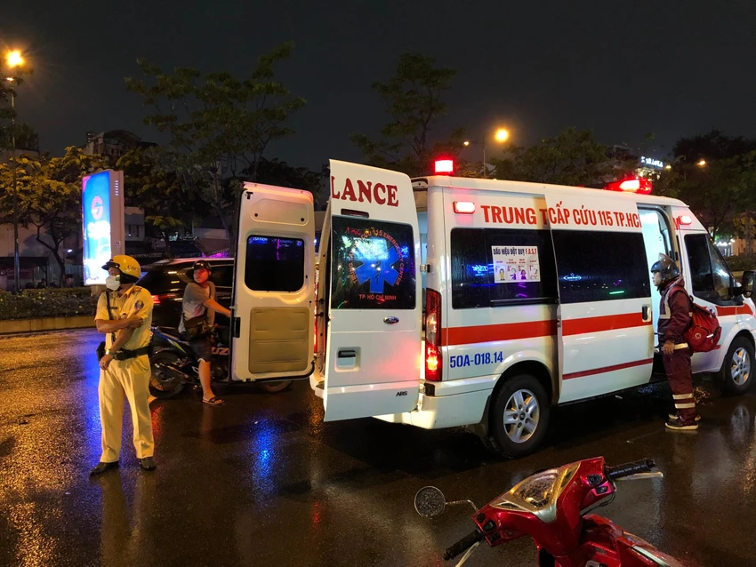 Nạn nhân được chuyển đến bệnh viện cấp cứu. Ảnh: ĐC Nạn nhân được chuyển đến bệnh viện cấp cứu. Ảnh: ĐC