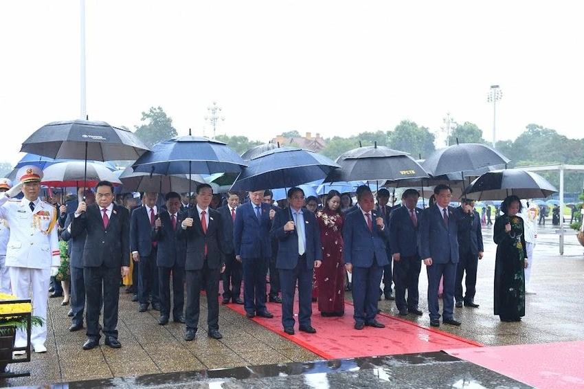Các lãnh đạo Đảng, Nhà nước thành kính tưởng nhớ Chủ tịch Hồ Chí Minh. Ảnh: VGP Các lãnh đạo Đảng, Nhà nước thành kính tưởng nhớ Chủ tịch Hồ Chí Minh. Ảnh: VGP