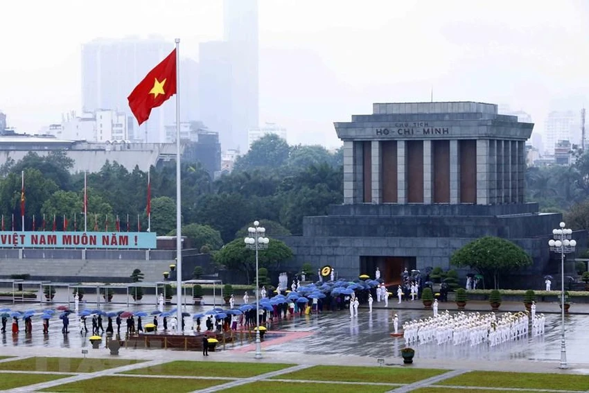 Các đại biểu vào Lăng viếng Chủ tịch Hồ Chí Minh. Ảnh: TTXVN Các đại biểu vào Lăng viếng Chủ tịch Hồ Chí Minh. Ảnh: TTXVN