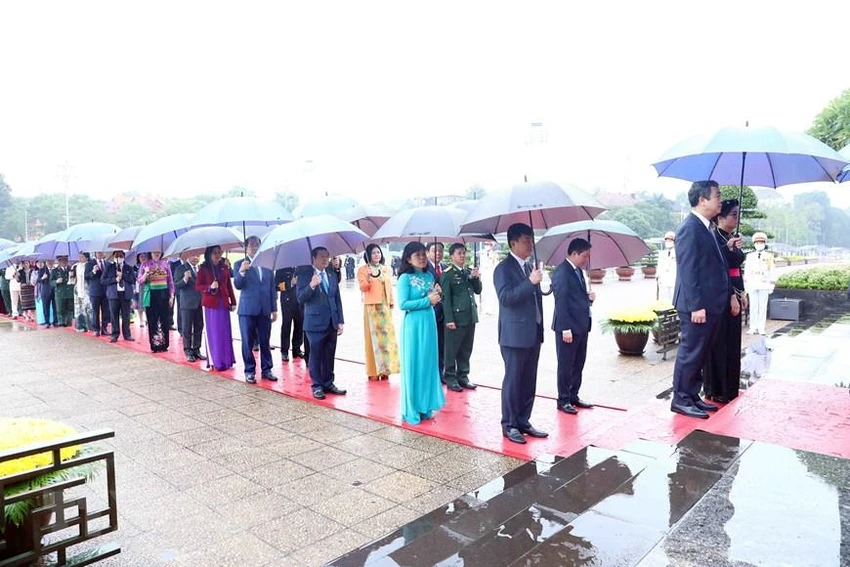 Các đại biểu vào Lăng viếng Chủ tịch Hồ Chí Minh. Ảnh: TTXVN Các đại biểu vào Lăng viếng Chủ tịch Hồ Chí Minh. Ảnh: TTXVN
