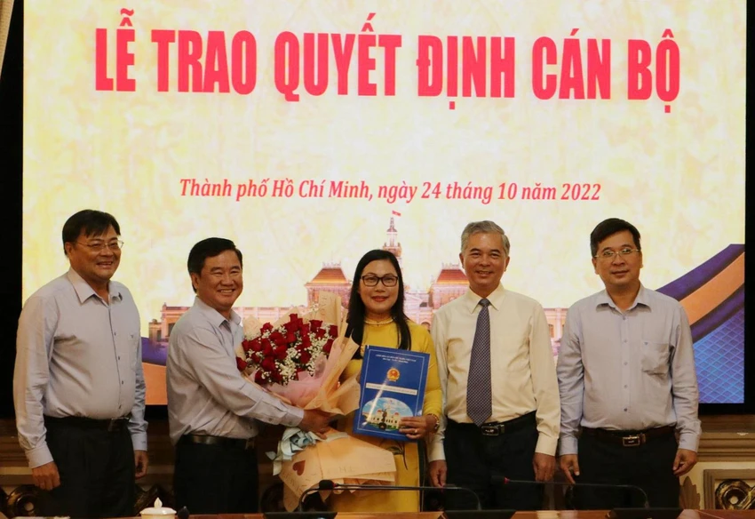 Phó Chủ tịch UBND TP.HCM Ngô Minh Châu trao quyết định cho bà Huỳnh Thu Thảo. Ảnh: THANH TUYỀN Phó Chủ tịch UBND TP.HCM Ngô Minh Châu trao quyết định cho bà Huỳnh Thu Thảo. Ảnh: THANH TUYỀN