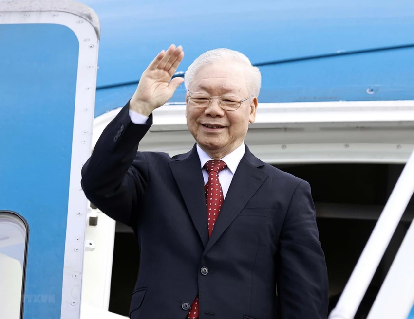 Tổng Bí thư Nguyễn Phú Trọng vẫy chào các vị lãnh đạo cấp cao Đảng, Nhà nước ra tiễn tại Sân bay quốc tế Nội Bài trước khi lên đường thăm chính thức Trung Quốc. Ảnh: TTXVN Tổng Bí thư Nguyễn Phú Trọng vẫy chào các vị lãnh đạo cấp cao Đảng, Nhà nước ra tiễn tại Sân bay quốc tế Nội Bài trước khi lên đường thăm chính thức Trung Quốc. Ảnh: TTXVN