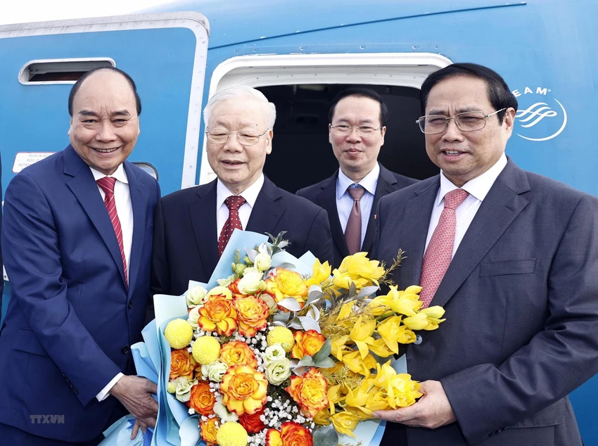 Chủ tịch nước Nguyễn Xuân Phúc, Thủ tướng Phạm Minh Chính tặng hoa, tiễn Tổng Bí thư Nguyễn Phú Trọng lên đường thăm chính thức Trung Quốc. Ảnh: TTXVN Chủ tịch nước Nguyễn Xuân Phúc, Thủ tướng Phạm Minh Chính tặng hoa, tiễn Tổng Bí thư Nguyễn Phú Trọng lên đường thăm chính thức Trung Quốc. Ảnh: TTXVN