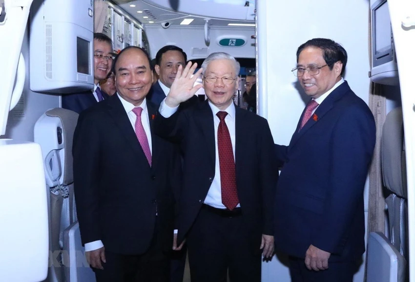 Chủ tịch nước Nguyễn Xuân Phúc, Thủ tướng Phạm Minh Chính đón Tổng Bí thư Nguyễn Phú Trọng. Ảnh: TTXVN