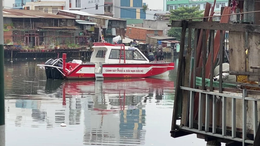 Lực lượng chức năng đưa thuyền tìm kiếm người phụ nữ nhảy cầu. Ảnh: ĐC