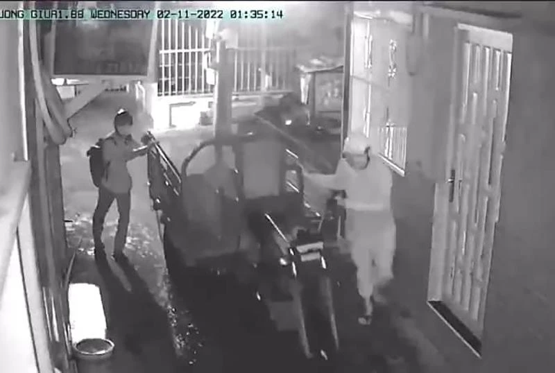 Kẻ trộm sau đó đã nhanh chóng rời đi cùng chiếc xe. Ảnh: Cắt từ clip Kẻ trộm sau đó đã nhanh chóng rời đi cùng chiếc xe. Ảnh: Cắt từ clip