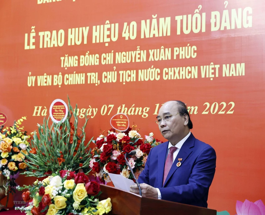 Chủ tịch nước Nguyễn Xuân Phú chia sẻ niềm vinh dự khi nhận huy hiệu cao quý 40 năm tuổi Đảng. Ảnh: TTXVN Chủ tịch nước Nguyễn Xuân Phú chia sẻ niềm vinh dự khi nhận huy hiệu cao quý 40 năm tuổi Đảng. Ảnh: TTXVN