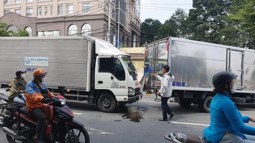 Do xe tải 61H-090.42 tông vào dải phân cách bất ngờ nên xe sau không kịp thắng. Ảnh: NGUYỄN YÊN Do xe tải 61H-090.42 tông vào dải phân cách bất ngờ nên xe sau không kịp thắng. Ảnh: NGUYỄN YÊN