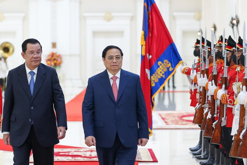 Thủ tướng Phạm Minh Chính và Thủ tướng Campuchia Samdech Hun Sen tại lễ đón chính thức sáng 8-11. Ảnh: VGP Thủ tướng Phạm Minh Chính và Thủ tướng Campuchia Samdech Hun Sen tại lễ đón chính thức sáng 8-11