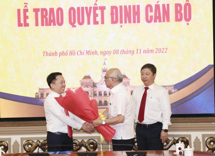 Trưởng ban Tuyên giáo Thành ủy TP.HCM Phan Nguyễn Như Khuê tặng hoa chúc mừng ông Từ Lương nhận công tác mới. Ảnh: TT Trưởng ban Tuyên giáo Thành ủy TP.HCM Phan Nguyễn Như Khuê tặng hoa chúc mừng ông Từ Lương nhận công tác mới. Ảnh: TT