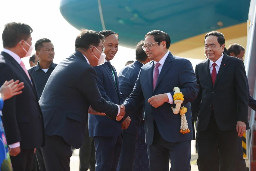 Đại diện Chính phủ Campuchia đón Thủ tướng Phạm Minh Chính tại sân bay quốc tế Phnom Penh. Ảnh: VGP Đại diện Chính phủ Campuchia đón Thủ tướng Phạm Minh Chính tại sân bay quốc tế Phnom Penh. Ảnh: VGP