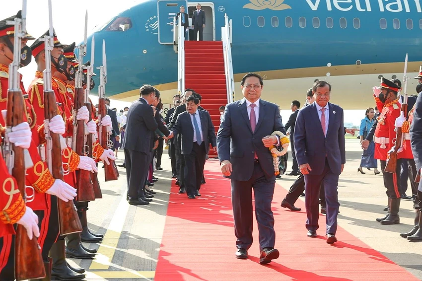 Sân bay Phnom Penh rực rỡ nắng vàng với quốc kỳ Việt Nam và Campuchia. Ảnh: VGP Sân bay Phnom Penh rực rỡ nắng vàng với quốc kỳ Việt Nam và Campuchia. Ảnh: VGP