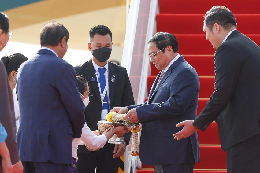 Thủ tướng Phạm Minh Chính nhận hoa chúc mừng tại sân bay quốc tế Phnom Penh. Ảnh: VGP Thủ tướng Phạm Minh Chính nhận hoa chúc mừng tại sân bay quốc tế Phnom Penh. Ảnh: VGP